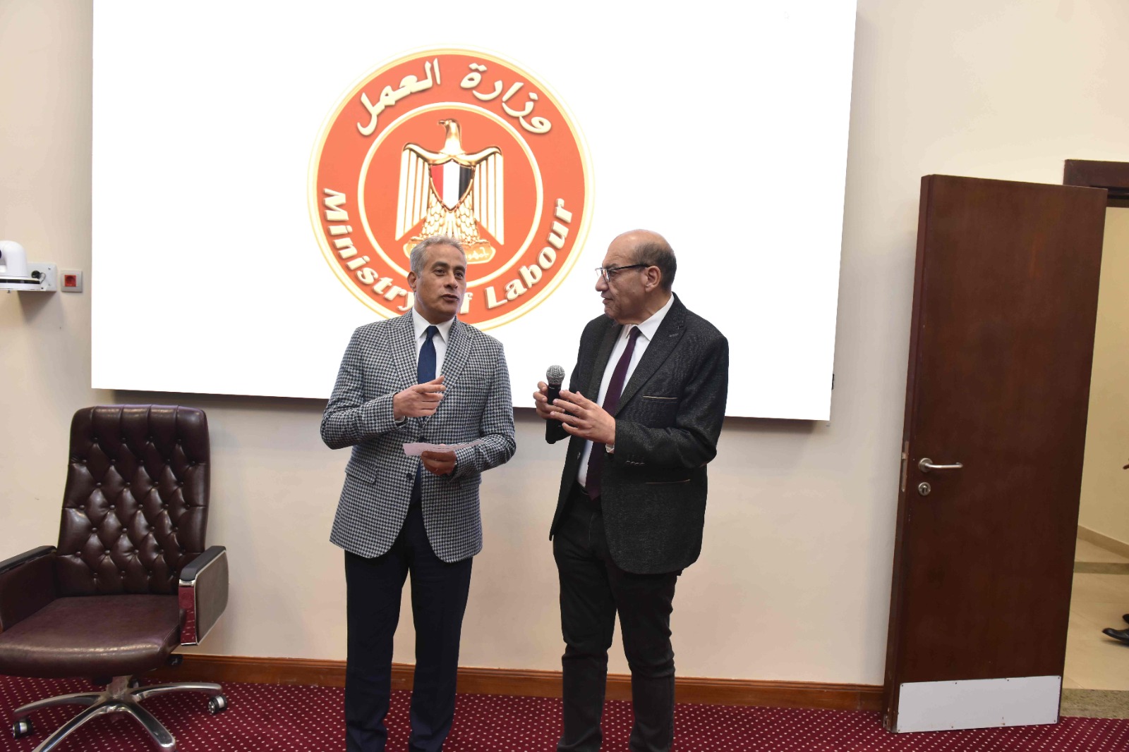 وزير القوى العامله 